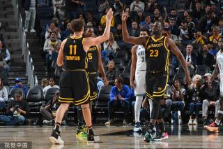 国足深陷低 国足深陷低